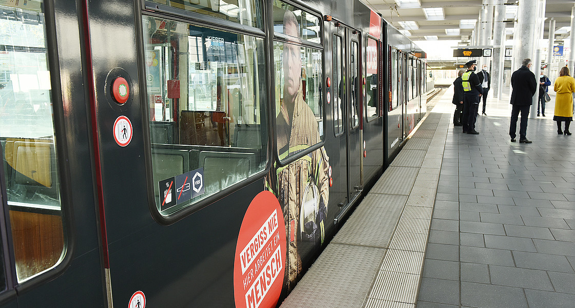 Foto einer S-Bahn, die mit dem Kampagnen-Motiv bedruckt wurde.