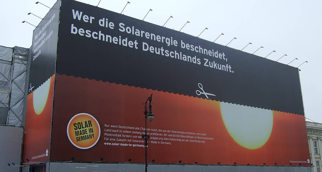 Ansicht eines Riesenposters (Aufschrift "Wer die Solarenergie beschneidet, beschneidet Deutschlands Zukunft")