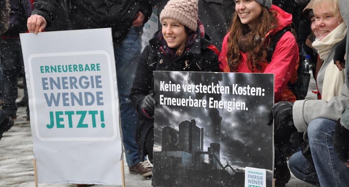 Damen mit Demo-Schildern Damen mit Demo-Schildern