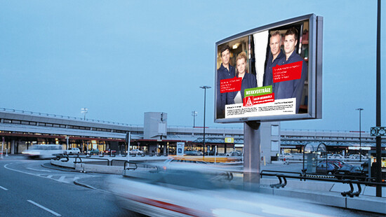 Großflächen-Plakat an Straßenrand