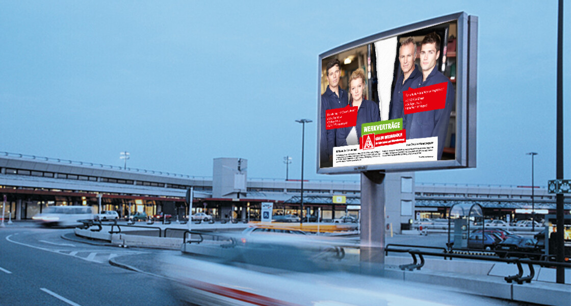 Großflächen-Plakat an Straßenrand