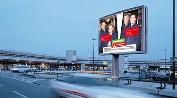 Großflächen-Plakat an Straßenrand