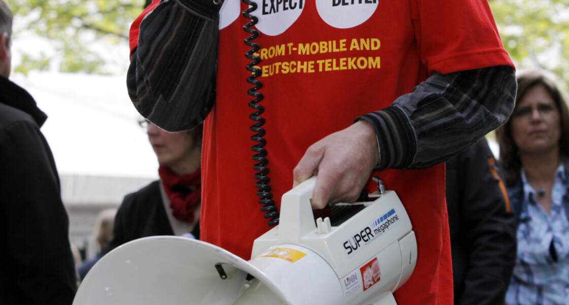 megaphone We Expect Better T-Shirt Träger mit Megaphon