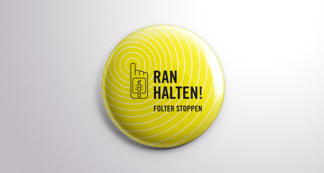 Ein gelber Button auf dem „ranhalten! Folter stoppen“ geschrieben steht.