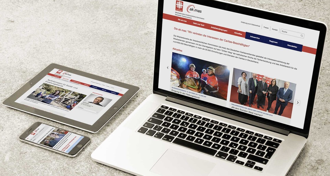 Das Webdesign passt sich unterschiedlichen Endgeräten an. Verschiedene Endgeräte mit der aufgerufenen Website.