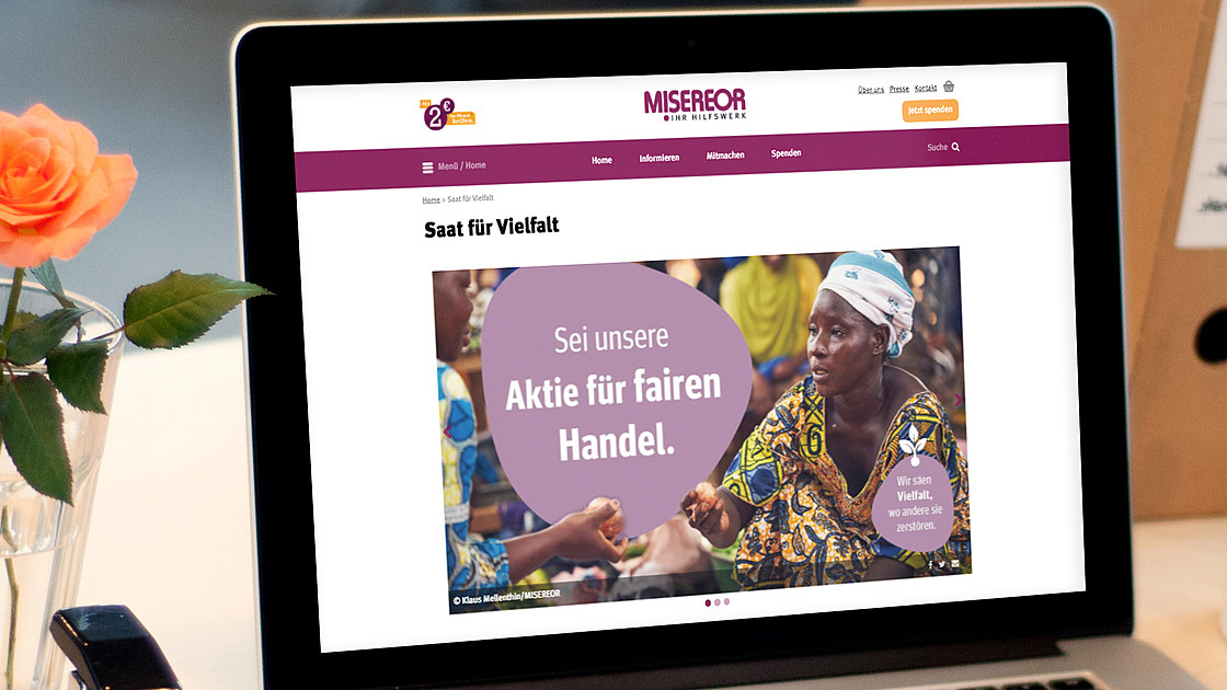 Laptop mit Misereor-Webseite "Saat für Vielfalt"