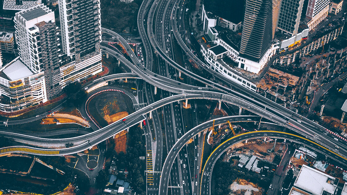 Vogelperspektive auf ein komplexes Highway-Kreuz