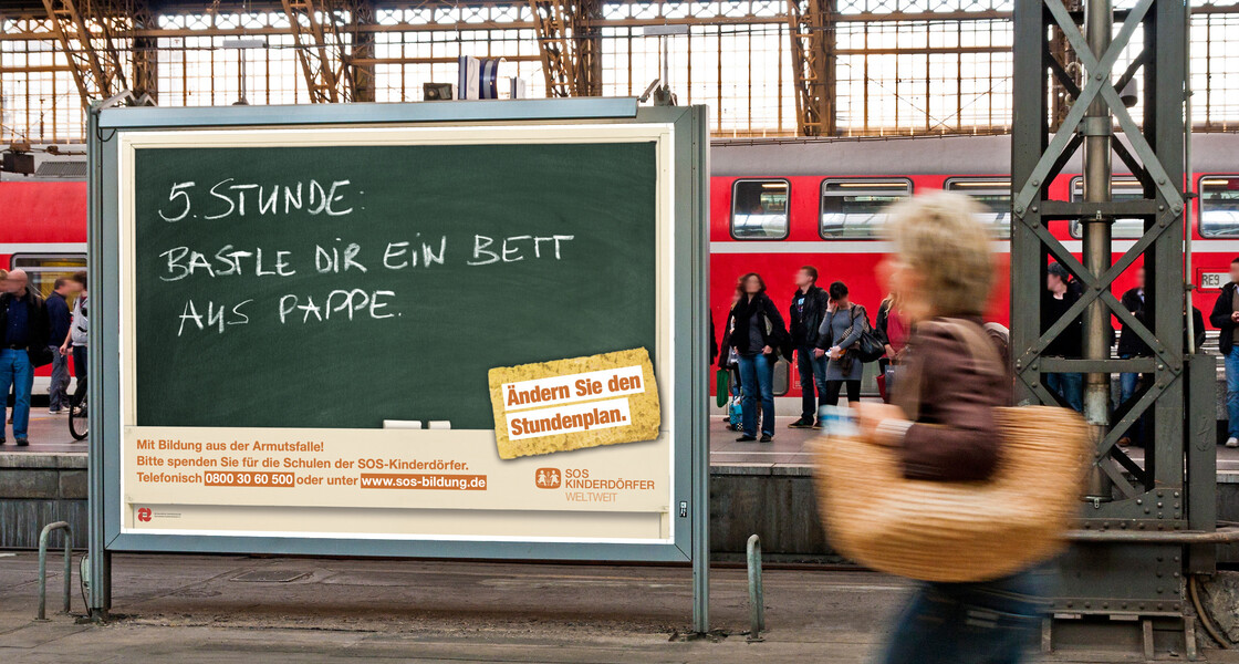 Plakatmotiv in U-Bahn - Headline: 5. Stunde: Bastle dir ein Bett aus Pappe.