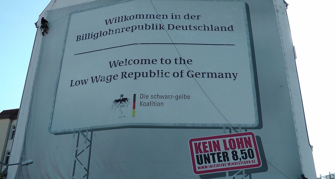 Plakat „Willkommen in der Billiglohnrepublik Deutschland“