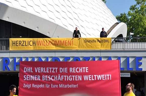Transparent vor der Jahreshauptversammlung von Deutsche Post DHL in Frankfurt: "Zeigt Respekt für Eure Mitarbeiter!"