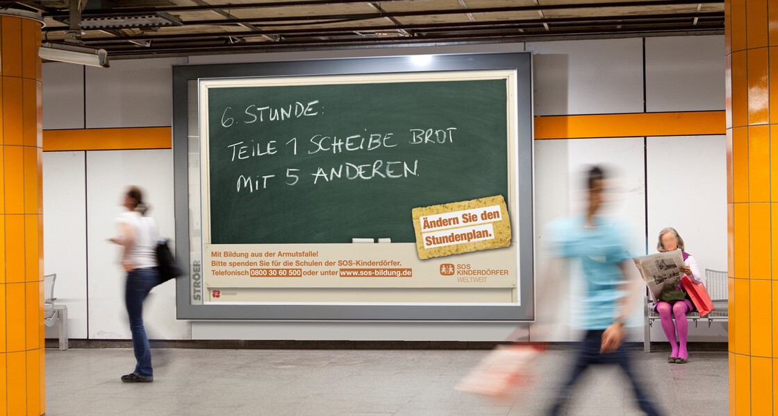 Plakatmotiv in U-Bahn - Headline: 6. Stunde: Teile 1 Scheibe Brot mit 6 anderen.