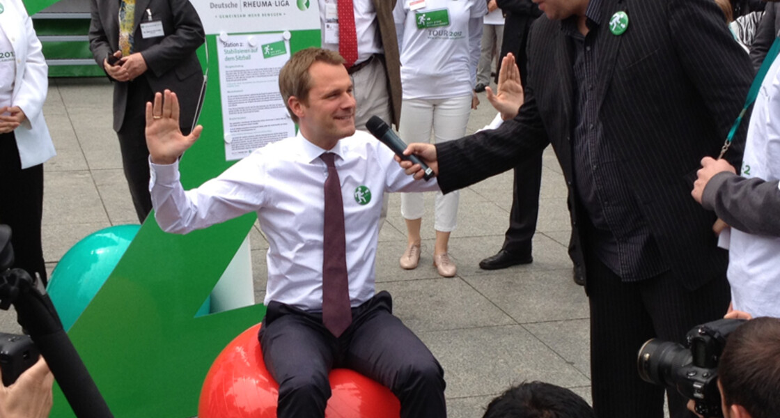 Bundesminister Daniel Bahr auf Sitzball