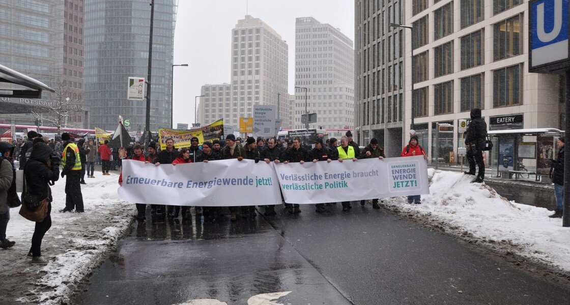Der Demonstrationszug - Aktionstag zum EEG-Dialog Die Spitze des Demonstrationszuges hält meterlange Banner in den Händen.