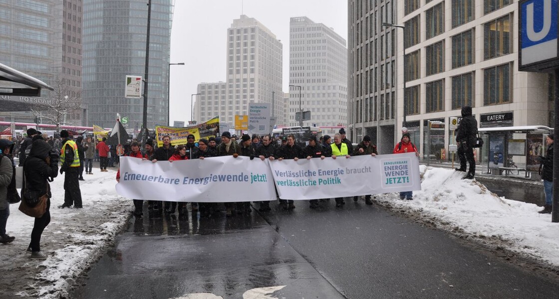 Die Spitze des Demonstrationszuges hält meterlange Banner in den Händen.