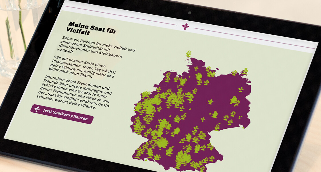 Interaktive Deutschlandkarte: Jedes Samenkorn bzw. Pflänzchen symbolisiert Unterstützung für die Kampagne. Tablet mit der interaktiven Unterstützerkarte „Meine Saat für Vielfalt“