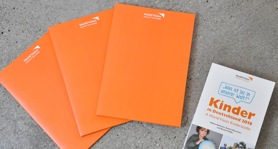 Illustration of press kits and the book on the Children's Study 2018