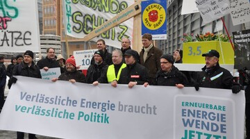 Bild von Demonstranten mit meterlangen Bannern in der Hand.