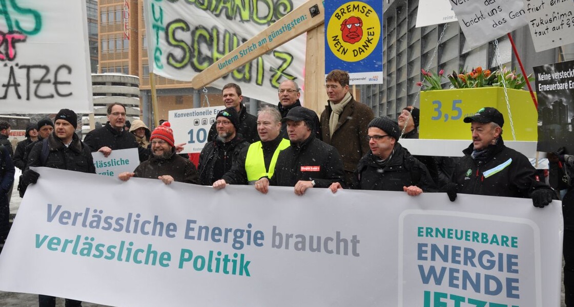 Meterlange Banner Bild von Demonstranten mit meterlangen Bannern in der Hand.