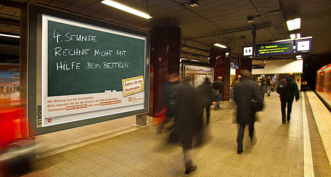 Plakatmotiv in U-Bahn - Headline: 4. Stunde: Rechne nicht mit Hilfe beim Betteln.