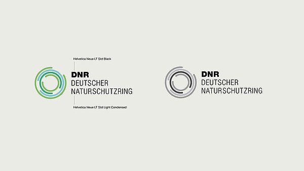 Darstellung des neuen DNR-Logos in Farbe und monochrom mit dem Schriftzug "DNR Deutscher Naturschutz-Ring" in zwei Helvetica-Schriftarten.