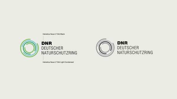 Darstellung des neuen DNR-Logos in Farbe und monochrom mit dem Schriftzug "DNR Deutscher Naturschutz-Ring" in zwei Helvetica-Schriftarten.