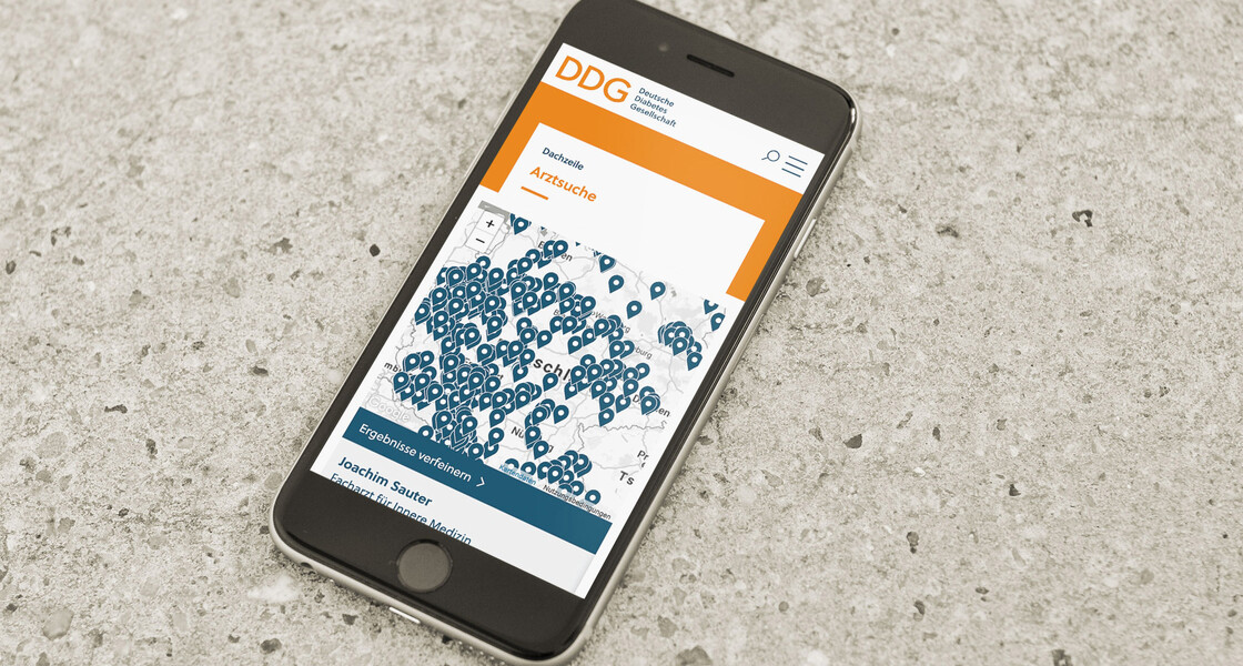 Ansicht eines Smartphones mit geöffneter Arztsuche bei der DDG