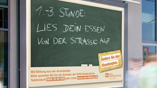 Plakatmotiv in U-Bahn - Headline: 1.3. Stunde: Lies dein essen von der Straße auf.