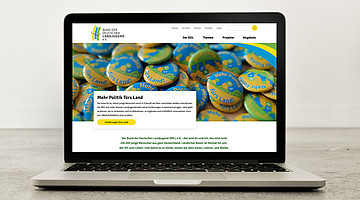 Bild eines Laptops, auf dem die Startseite der neuen Website zu sehen ist.