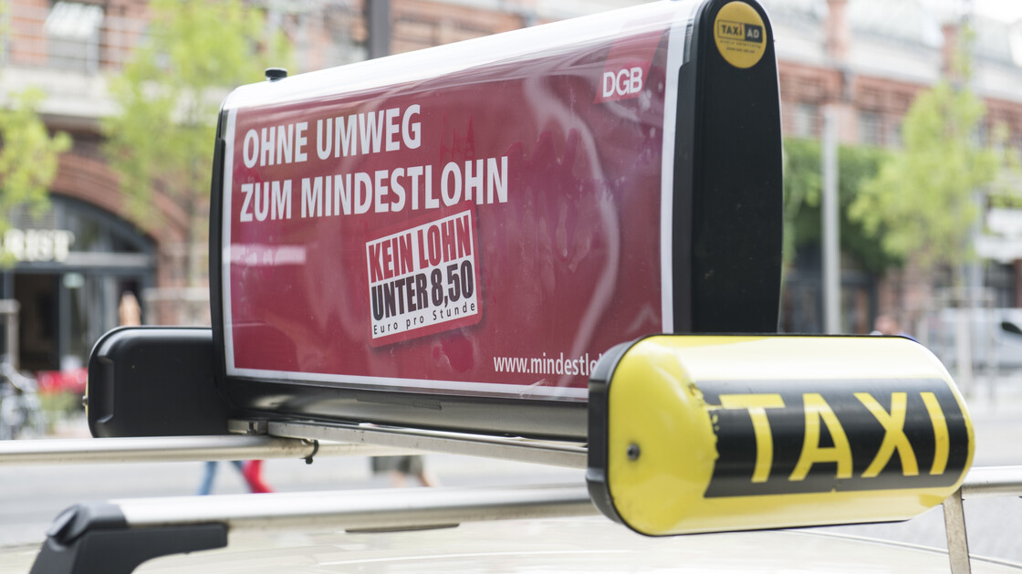 Taxidach mit Mindestlohn-Werbung