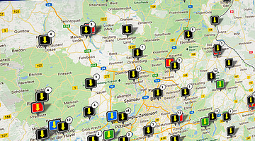 Landkarte mit Projektlokalisierungen in Brandenburg über kleine Pfeile 