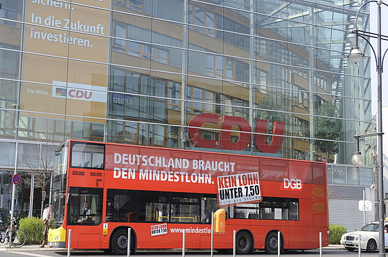 Der Mindestlohn-Bus in Berlin