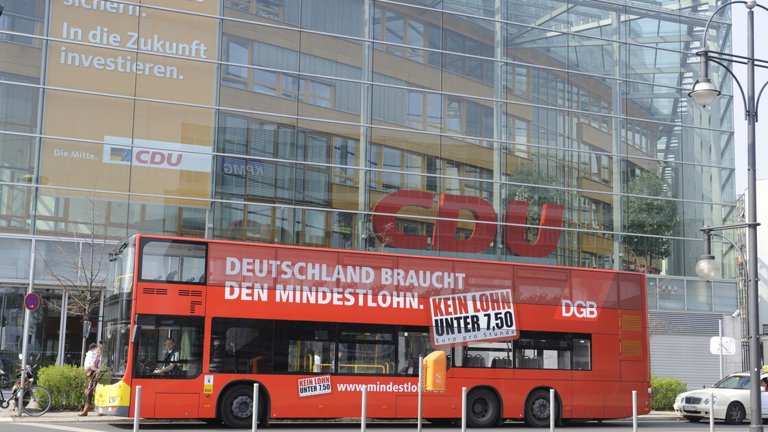 Der Mindestlohn-Bus in Berlin