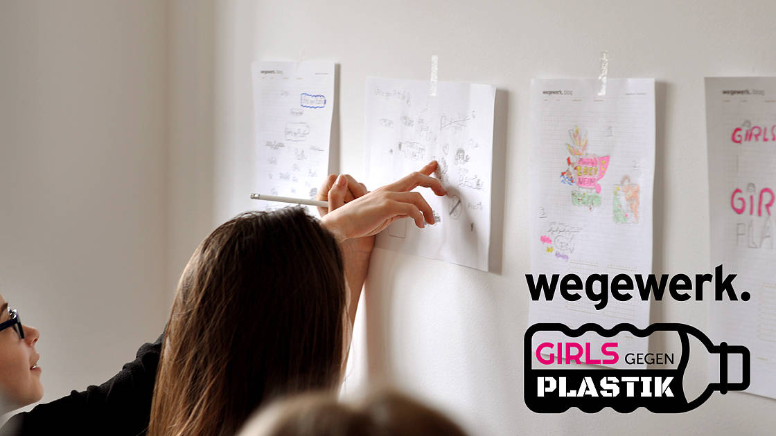 Mädchen diskutieren auf dem Girls'Day 2018 bei wegewerk verschiedene Logo-Lösungen