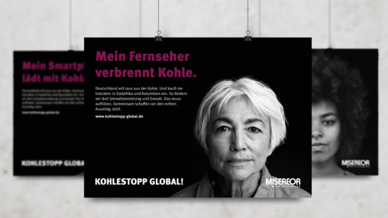 Ein Kampagnenplakat zeigt das Gesicht einer Frau, die ihren Blick direkt nach vorne richtet.