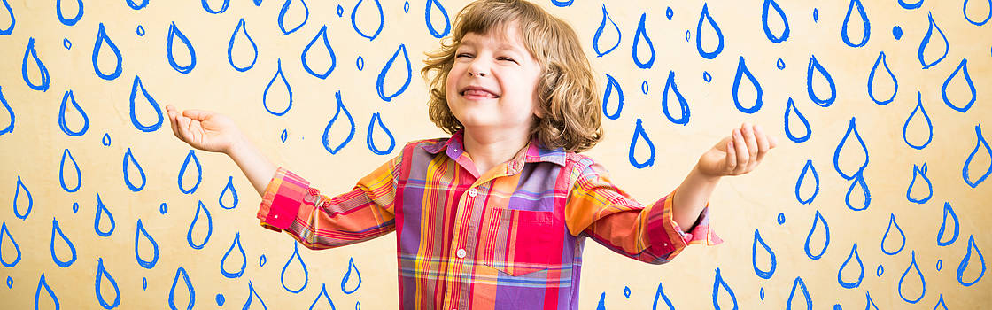 Kind, die Arme den Regen willkommen heißend ausbreitend, vor gezeichneten blauen Tropfen