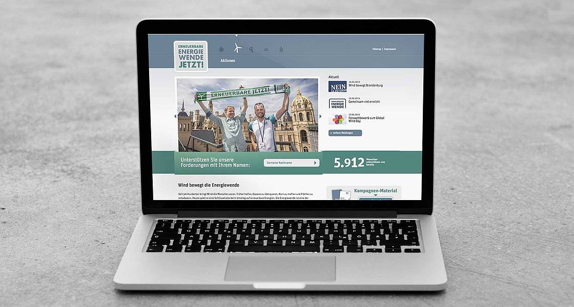 Laptop mit aufgerufener Kampagnenwebsite.