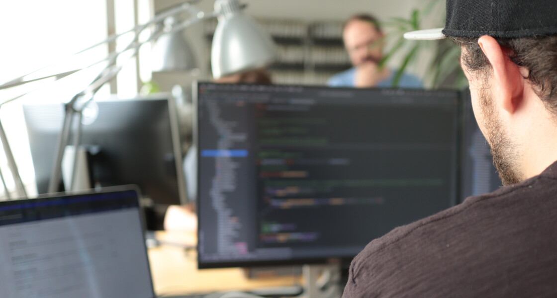 Mitarbeiter beim programmieren