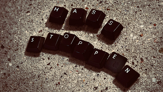 Tastatur-Buchstaben, die die Worte Hass Stoppen bilden.