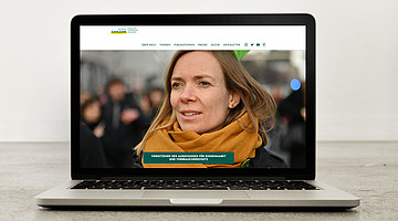 Bild eines Laptops, auf dem die Startseite der Website zu sehen ist. Die Startseite zeigt ein Bild der Parlamentarierin Anna Cavazzini.