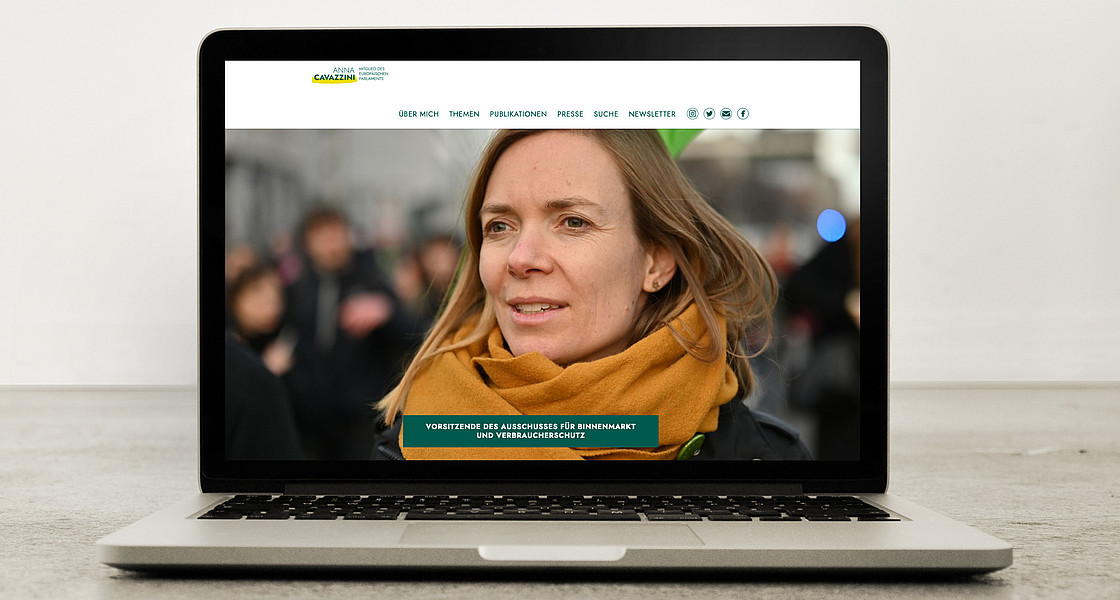 Bild eines Laptops, auf dem die Startseite der Website zu sehen ist. Die Startseite zeigt ein Bild der Parlamentarierin Anna Cavazzini.
