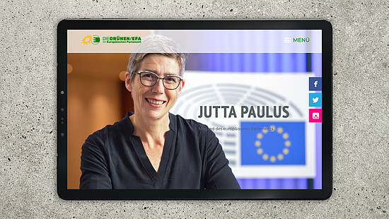 Ein Tablet, auf dem die Website von Jutta Paulus zu sehen ist. Sie zeigt ein Bild der Parlamentarierin.
