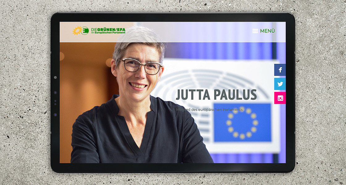 Ein Tablet, auf dem die Website von Jutta Paulus zu sehen ist. Sie zeigt ein Bild der Parlamentarierin.