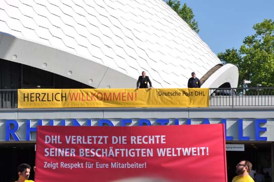 DHLC 4 Transparent vor der Jahreshauptversammlung von Deutsche Post DHL in Frankfurt: "Zeigt Respekt für Eure Mitarbeiter!"