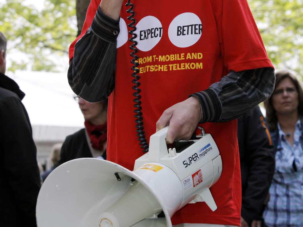 megaphone We Expect Better T-Shirt Träger mit Megaphon