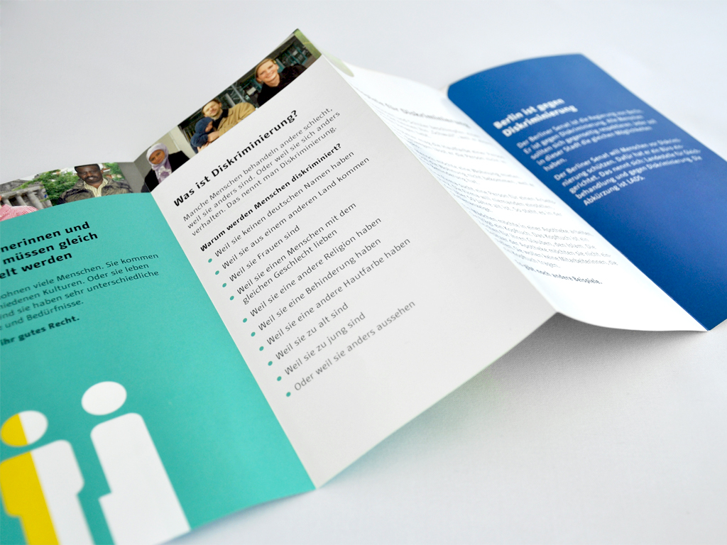 Der Vorstellungs-Flyer der LADS im neuen Layout. Bild der Flyers „Diskriminierung hat viele Gesichter“ der Landesstelle für Gleichbehandlung – gegen Diskriminierung